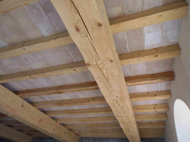 Foto di sottotetto realizzato in legno e tavelle rosate