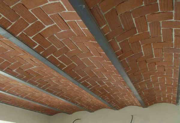 Foto di sottotetto costituito da archi in cotto rosso fatto a mano