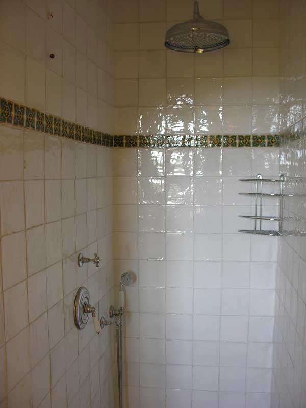 Foto di bagno con piastrelle smaltate