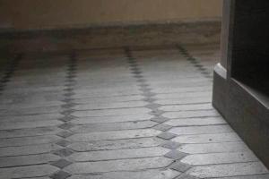 Losanga grigia antico restauro con tozzetto nero