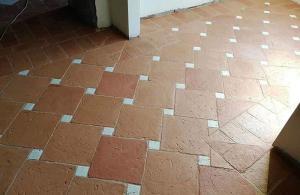 30x30 rosato con tozzetto bianco a sbalzo