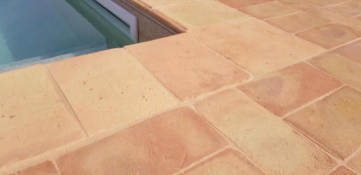 Particolare di bordo piscina con gradino in cotto 25x34x4 chiaro stonalizzato antico restauro