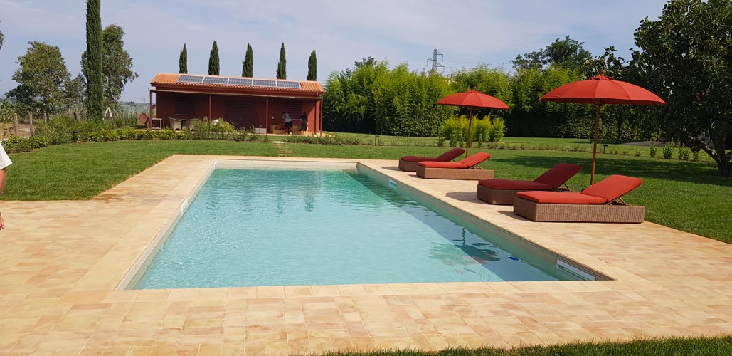Bordo piscina chiaro stonalizzato in terracotta